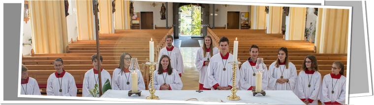 Gruppe Ministranten vor dem Altar