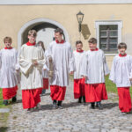 Ministranten ziehen durch den Klostergarten