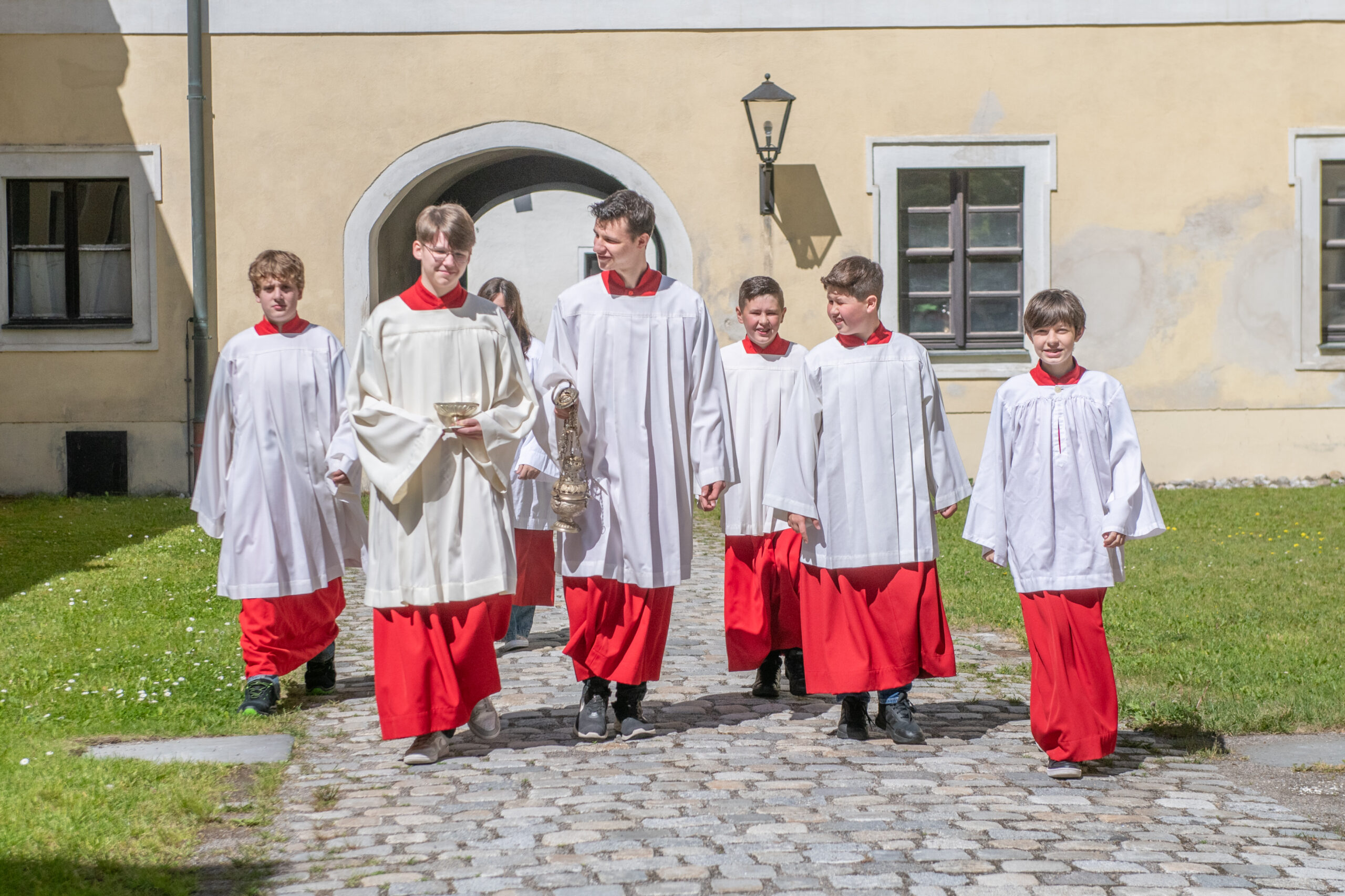 Ministranten ziehen durch den Klostergarten