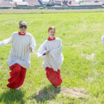 Minis_laufen_auf_der_Wiese