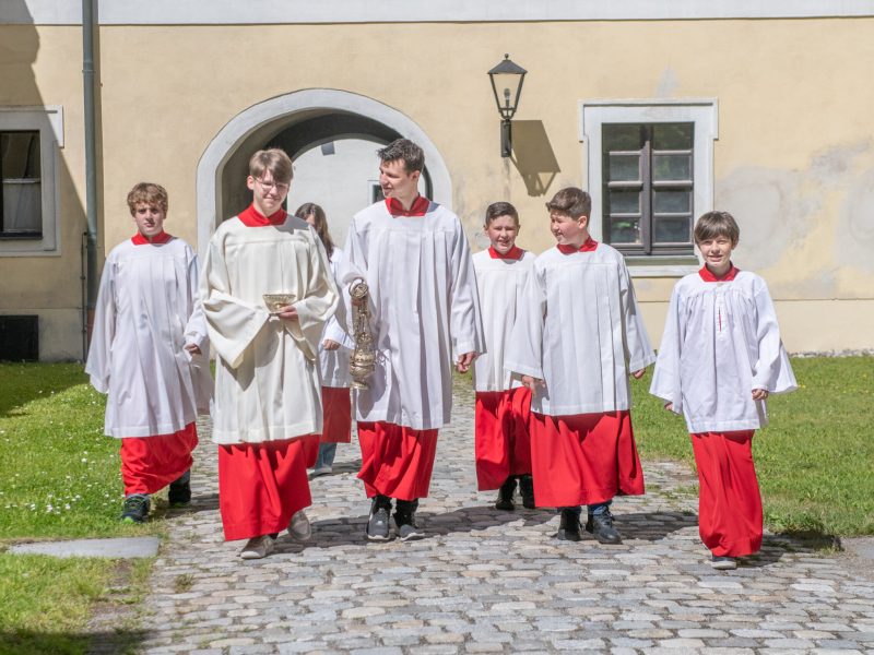 Ministranten ziehen durch den Klostergarten